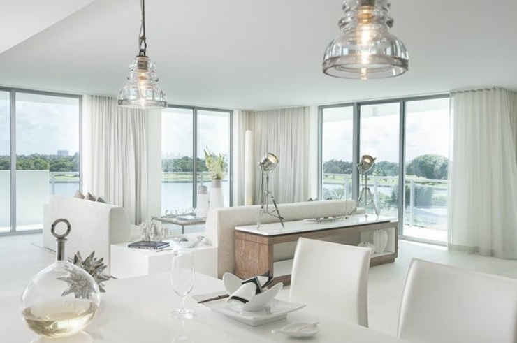 Intérieur design élégant le tout en blanc intérieur classe luxe appartement côtier