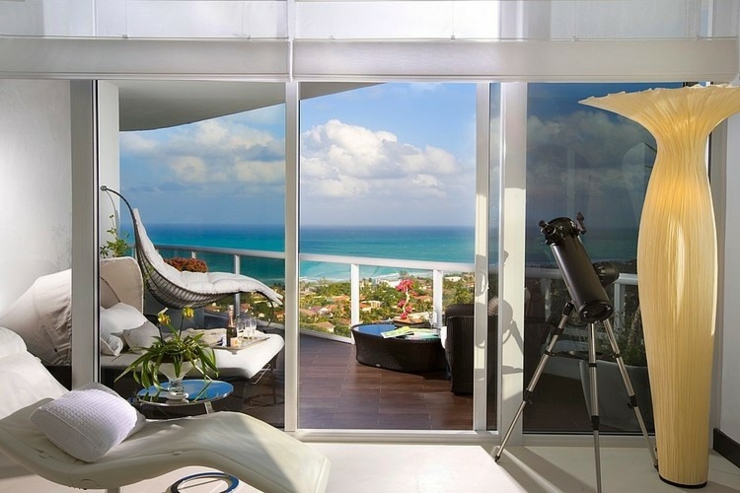 Balcon de l’appartement avec vue sur la plage terrasse appartement avec vue sur la mer
