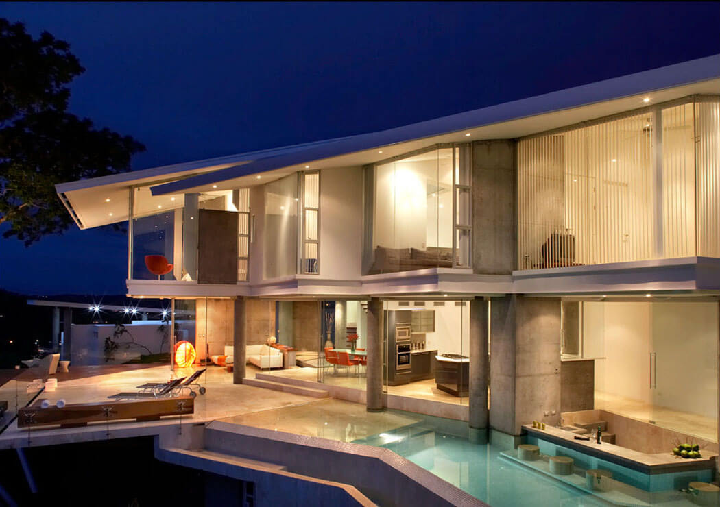 La terrasse près de la piscine reste le « centre » de cette magnifique résidence secondaire costaricaine Belle maison d'architecte de vacances exotiques