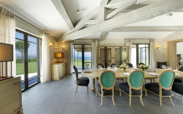 Salle à manger à la vue sur la mer pièce de vie principale design villa de luxe Saint Tropez