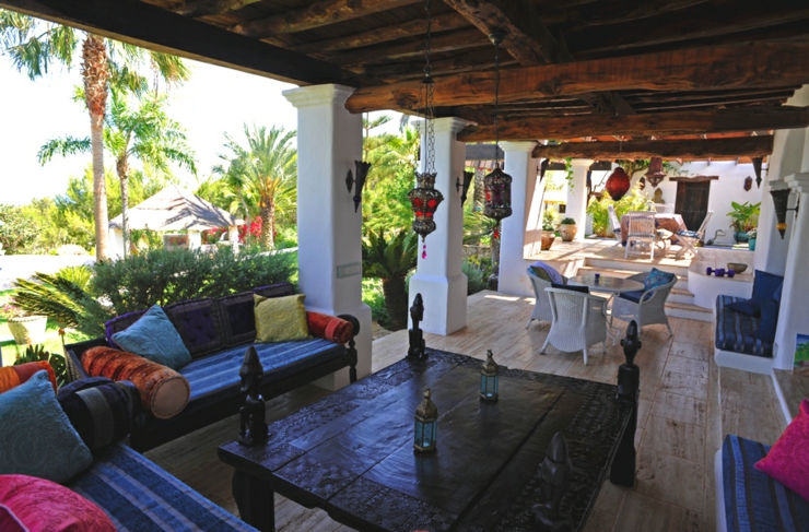 Nombreux espaces outdoor de cette propriété de luxe véranda couverte villa de vacances ibiza