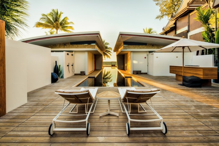 La terrasse de cette villa à louer avec vue sur la piscine villa de vacances très luxe phuket