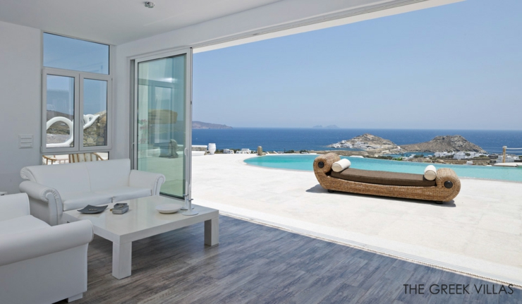 Baies vitrées qui s’ouvrent sur une terrasse magique prestations de luxe villa de vacances Grèce