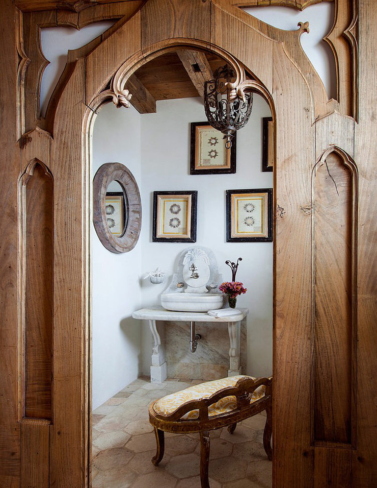 Des ornements en bois embellissent l’intérieur déco rustique en bois massif de la ville de luxe