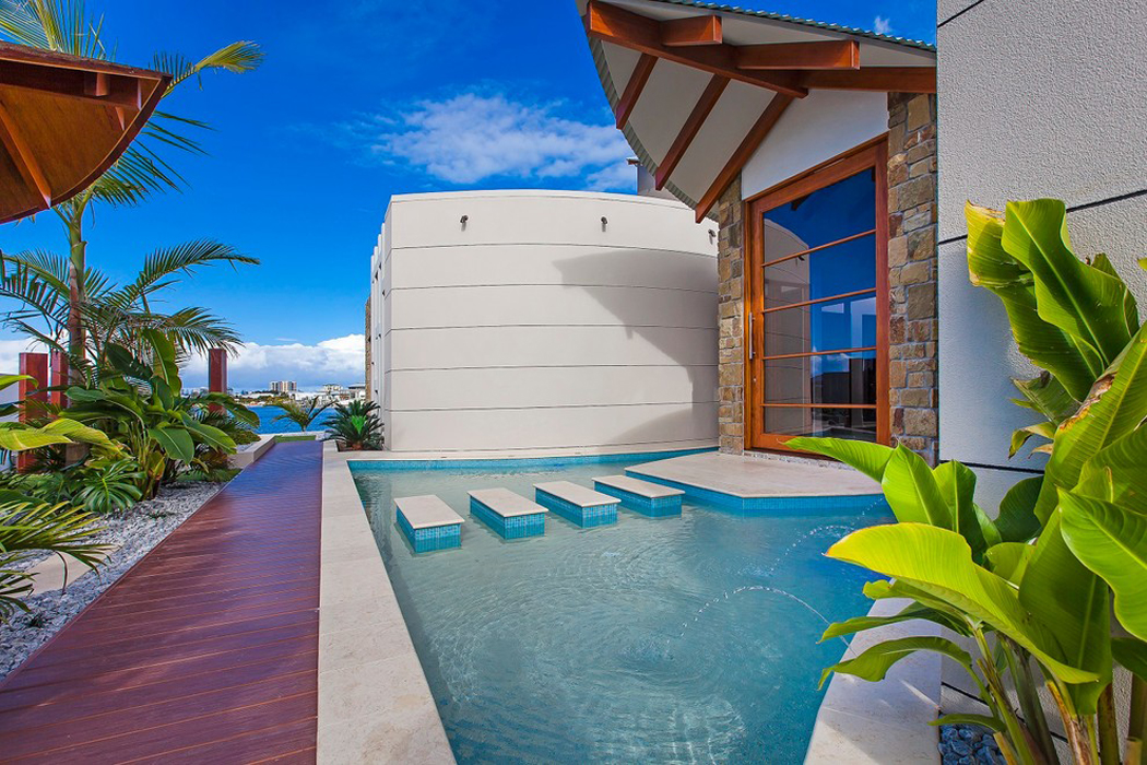 Entrée principale de cette splendide maison de vacances sur la cote australienne Entrée maison de vacances design original