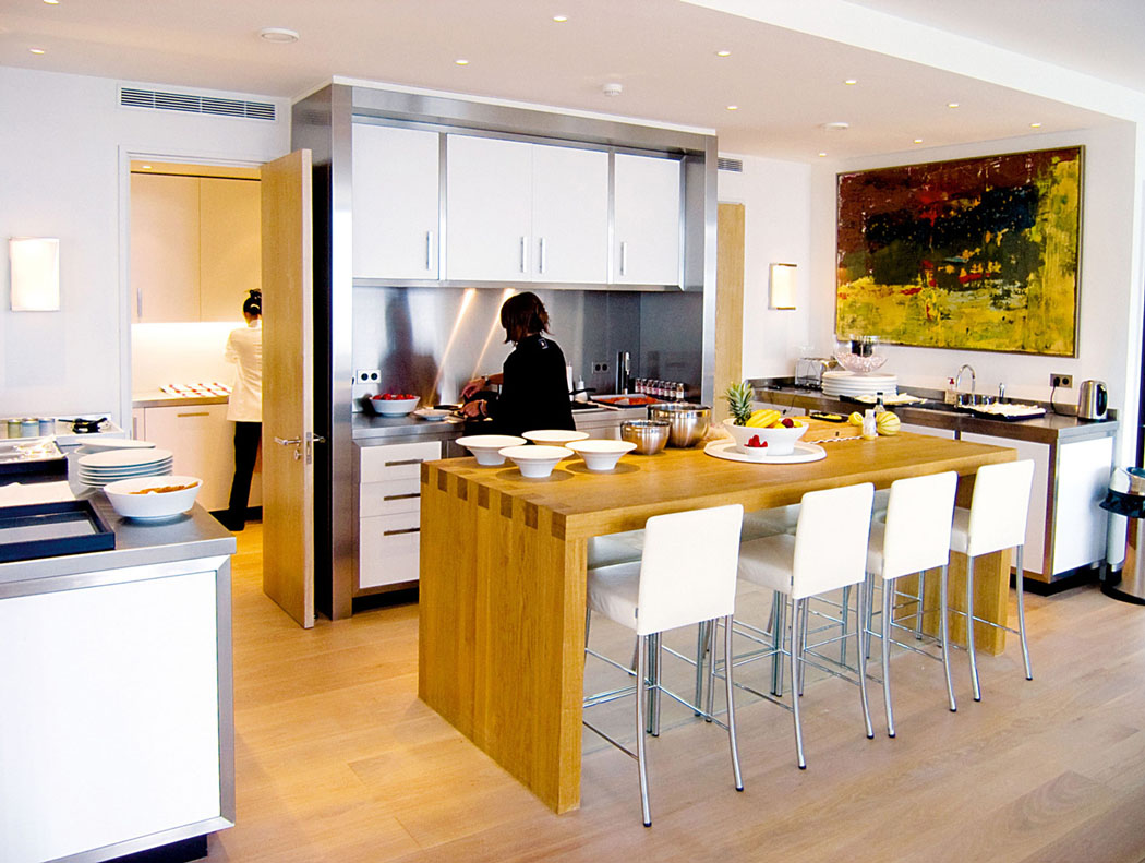 La cuisine dont une partie est ouverte et une autre séparée de la grande pièce de vie au rez-de-chaussée cuisine ouverte villa de luxe à louer pour millionnaires