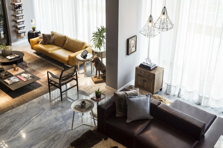 Le séjour vu depuis la mezzanine de cette villa de vacances pièce de vie principale vue de mezzanine