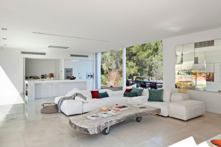 La pièce principale de vie de cette unique maison méditerranéenne à Ibiza séjour contemporain en blanc villa ibiza