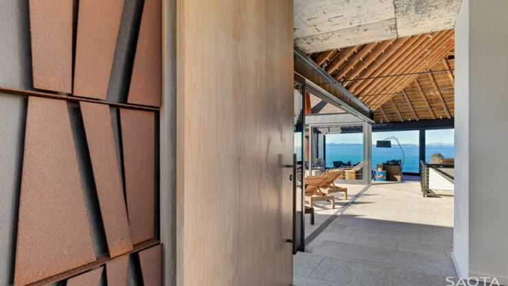 Accès à l’étage où se trouvent la terrasse et la principale pièce de vie accès terrasse villa de plage