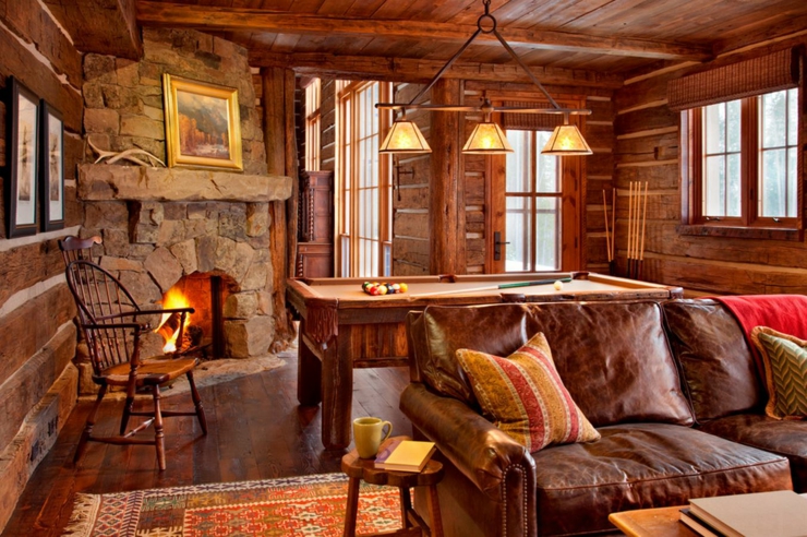 La salle de jeux avec une table de billard et canapé en cuir chalet luxe montagne