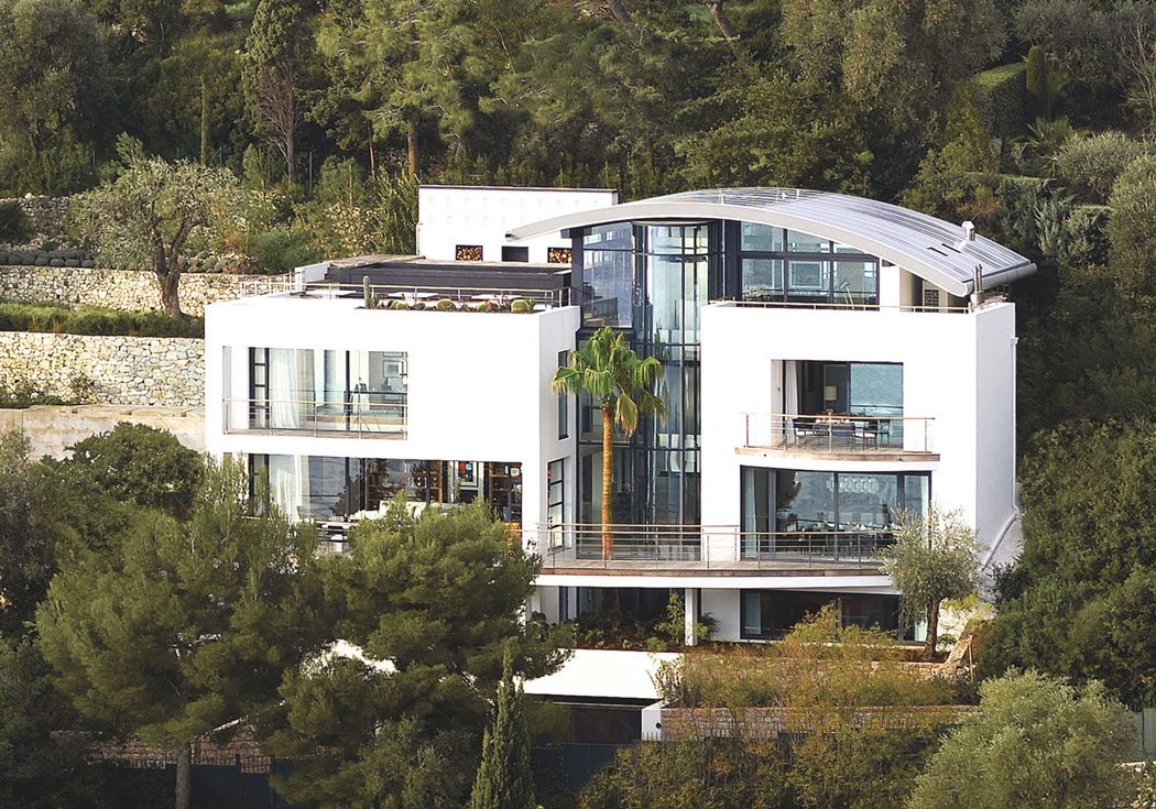 Cette grande villa de rêve située près de Saint-Jean Cap Ferrat propose un lieu de grand standing pour des familles fortunées belle villa de standing à louer Saint-Jean Cap Ferrat