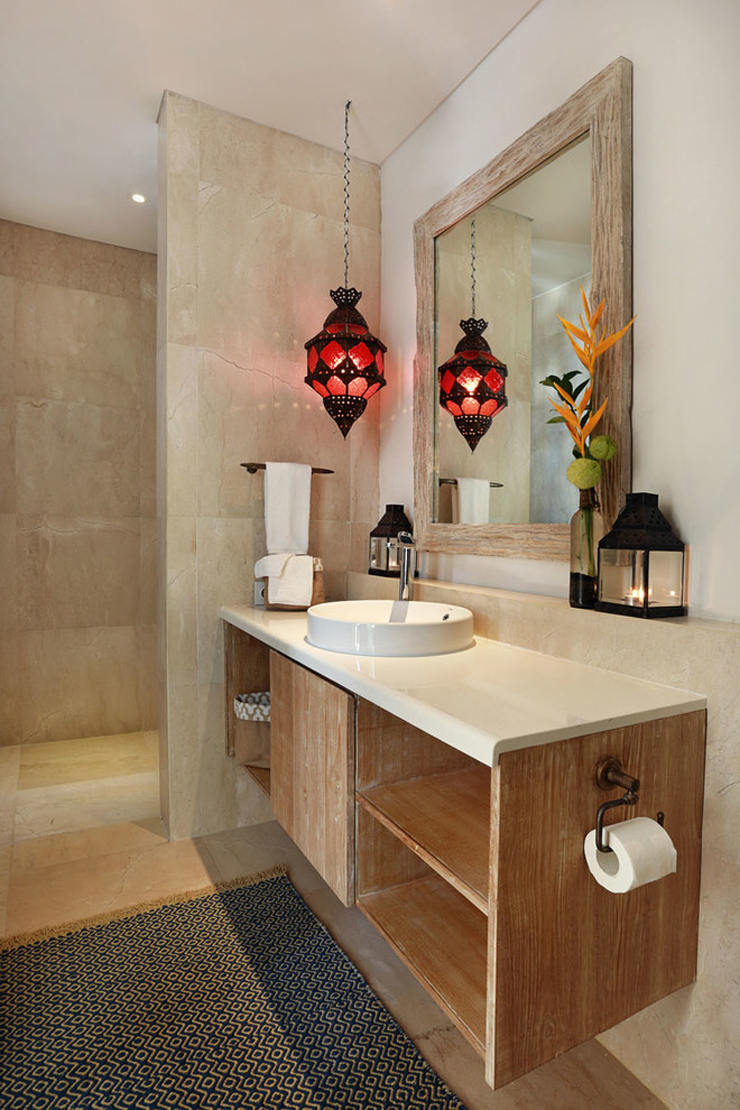 Salle de douche en marbre et à la décoration minimaliste Salle de bains simple décor épuré