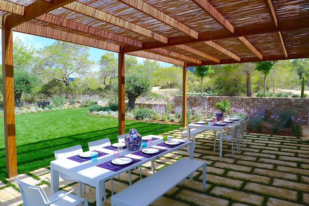 Une pergola donne la possibilité de manger dehors à plusieurs voire d’organiser des grandes repas de famille maison avec vue terrasse repas