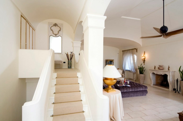 Cheminée en pierre dans le séjour et agencement original spacieuse pièce déco moderne
