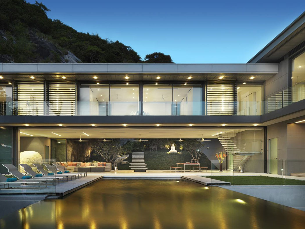 La villa de rêve vue depuis ses espaces extérieurs offrant une vue imprenable sur l’eau villa de vacances exotiques luxe phuket
