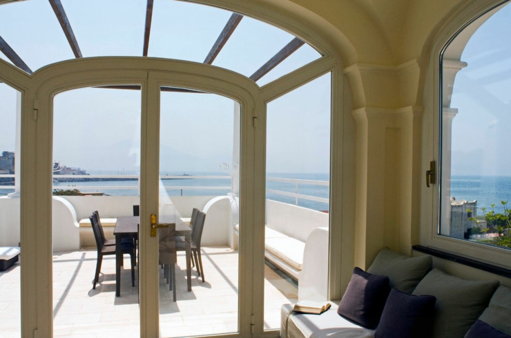 La porte vitrée qui mène vers la belle terrasse de cette villa de rêve belle villa de vacances italie