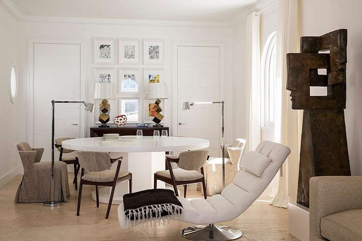 Salle à manger de la ville de vacances avec touches artistiques villa de vacances sympa sur la côte italienne