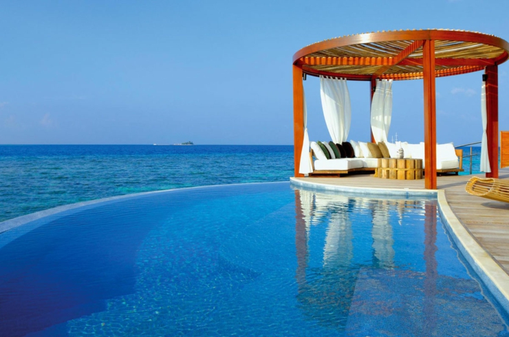 piscine avec vue sur l'eau turquoise