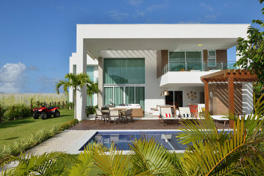 La maison de vacances sur la côte brésilienne vue depuis le jardin situé à l’arrière de la demeure belle maison familiale au bord de la plage