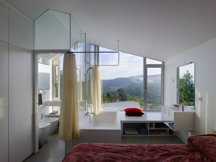 Superbe salle de bains qui donne sur la vallée verdoyante salle de bains vue unique