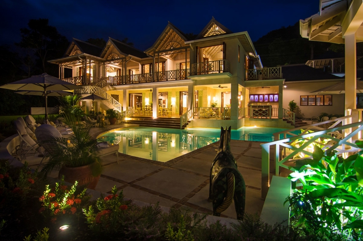 La villa de rêve vue éclairée dans la nuit luxueuse villa location de vacances
