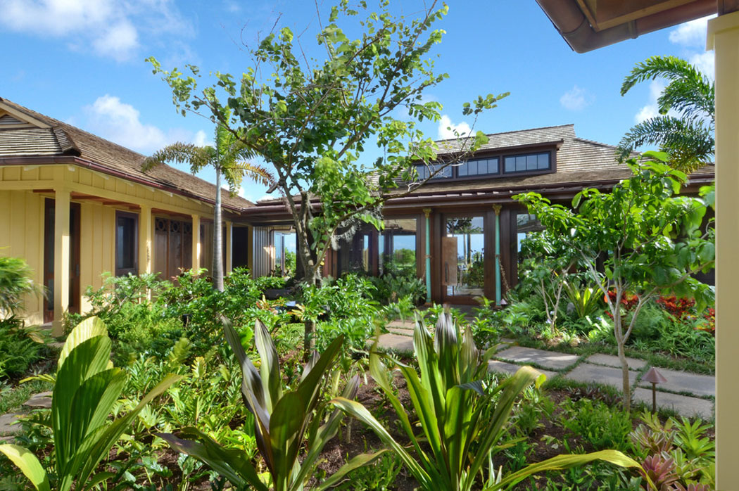 Cette villa de rêve au design indonésien est une résidence principale extérieur luxuriant verdoyant villa