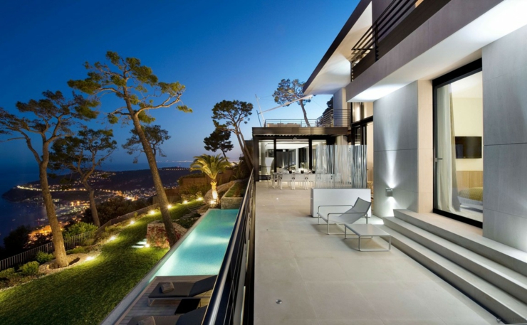 Vue de nuit éclairée villa côte d'azur nice