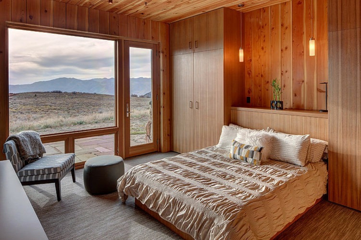 chambre toute en bois massif avec vue