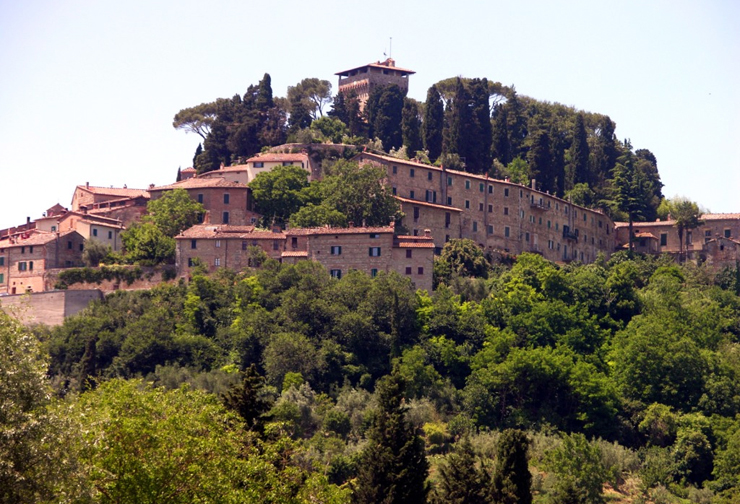 Vue sur l’ancienne commune médiévale de Cetona située tout en hauteur Villa de luxe au cœur du village toscane Cetona