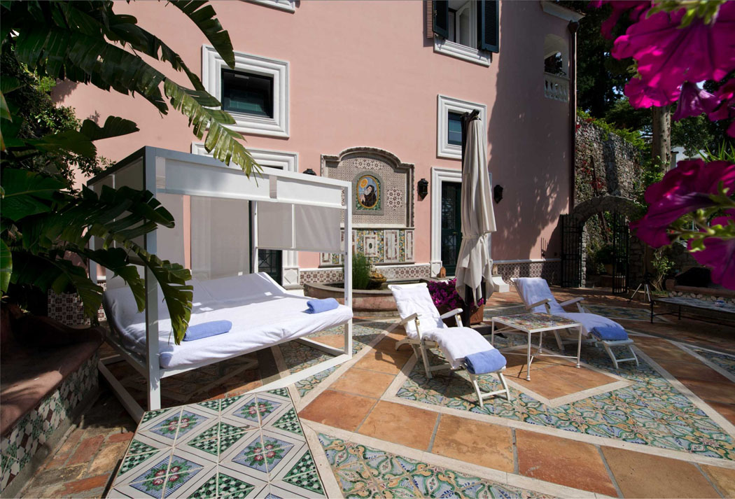 Patio privé de cette location de vacances pour prendre des bains de soleil et savourent la dolce vita à l’italienne patio extérieur villa à louer luxe