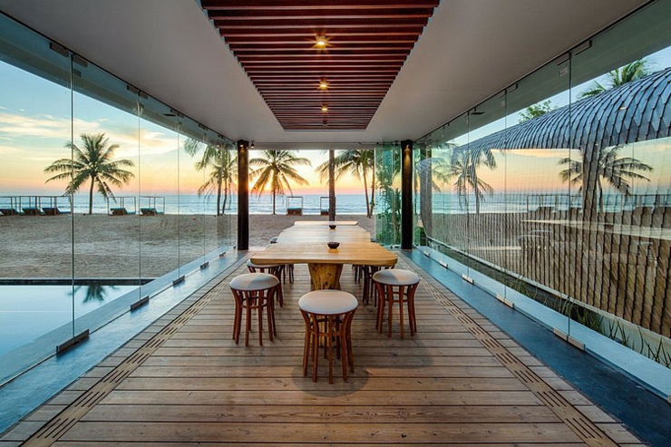 Terrasse aux murs vitrés donnant sur la plage vue panoramique sur la plage phuket