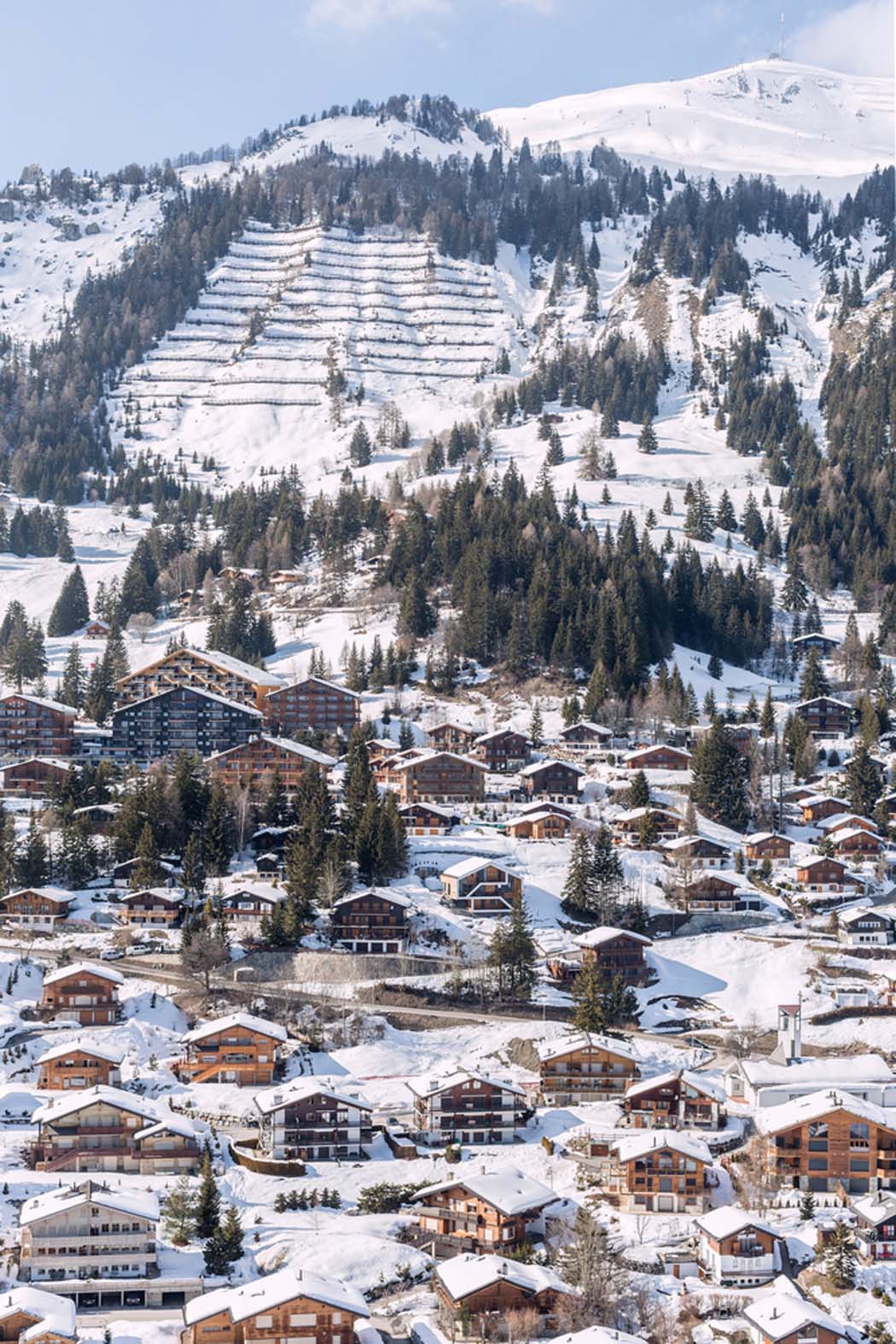 Un joli village dans les Alpes suisses composé essentiellement de résidences secondaires pour la plupart habitées uniquement pendant l’hiver ou l’été Alpes suisse vacances de ski station luxe chalet