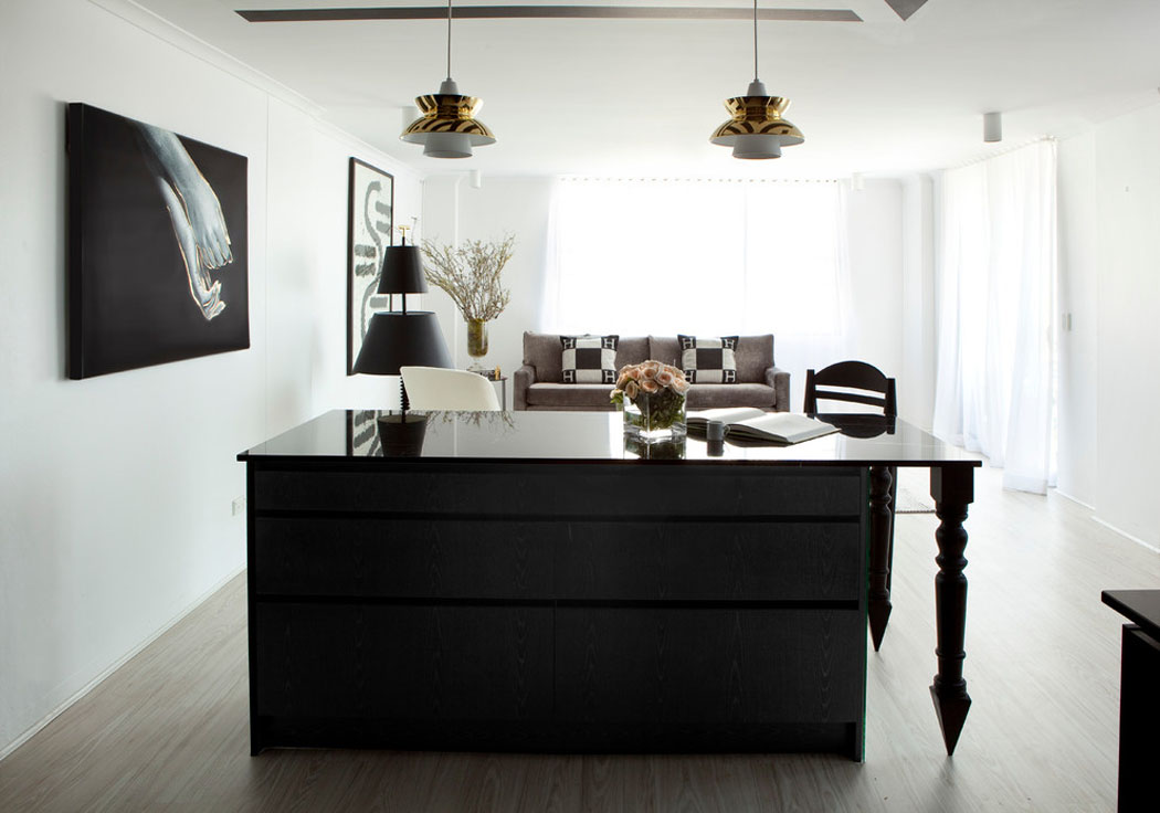 Vue sur le séjour de ce bel appartement design depuis la cuisine ouverte cuisine et salle à manger petit appartement élégant