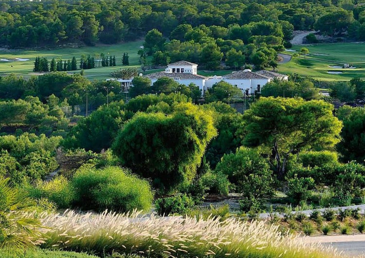 La maison d’architecte au cœur de la verdure le complexe vu depuis l'air