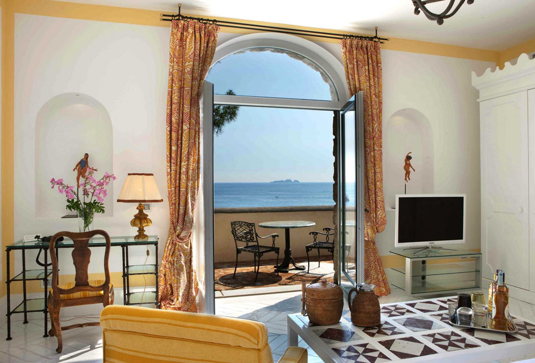 Terrasses & balcons privatifs qui font entrer la mer dans l’ambiance très méditerranéenne de la pièce vue séjour location de vacances sud italie