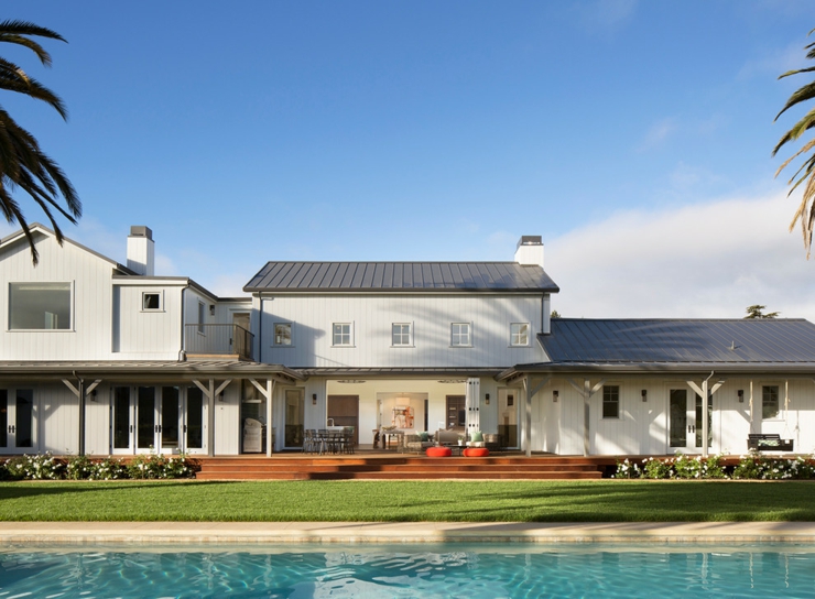 Cette belle demeure avec sa grande terrasse et piscine vue d’ensemble belle ferme rustique luxe prestige