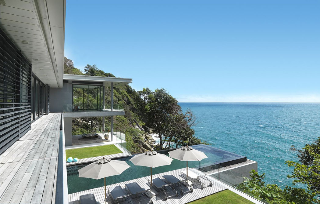 Vue sur les espaces outdoor et la piscine depuis le troisième niveau de cette splendide villa de rêve vue imprenable villa de vacances luxe Thaïlande