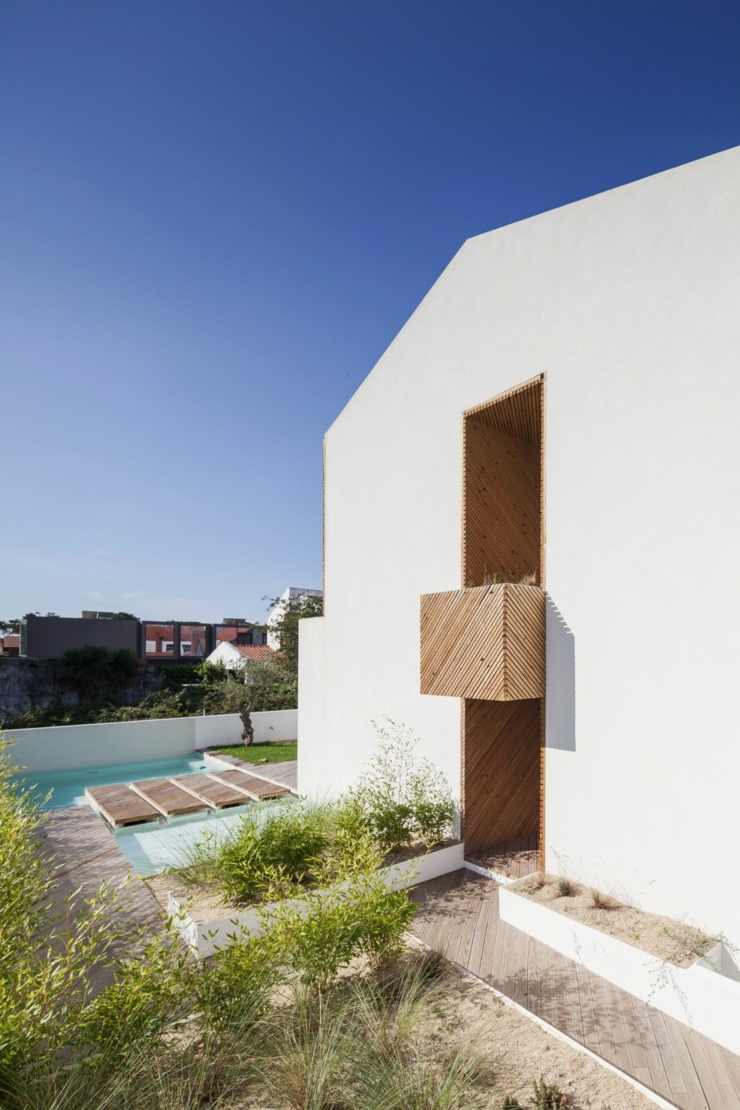 Vue latérale de cette belle maison contemporaine vue de côte maison d'architecte