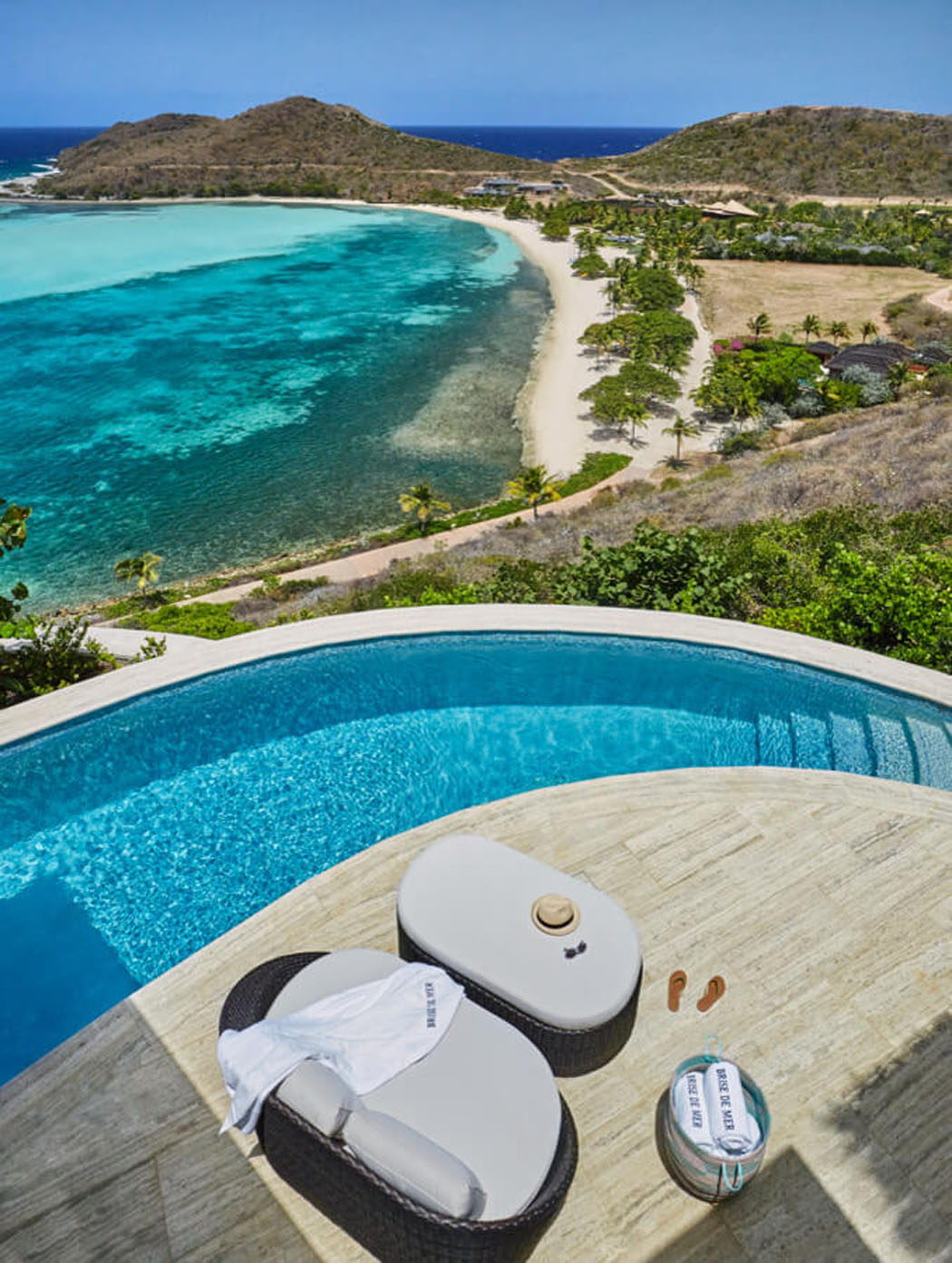 terrasse piscine vue sur la mer turquoise