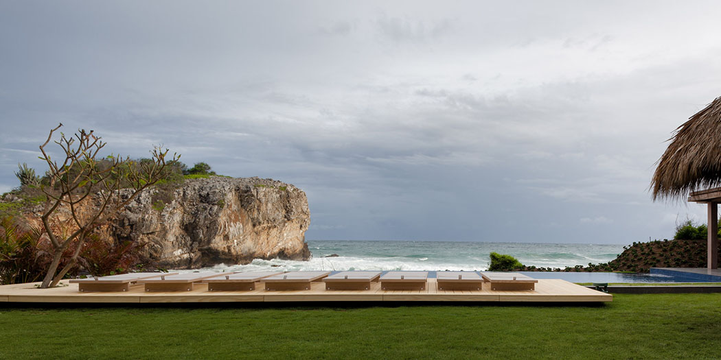 La terrasse et la piscine extérieure de cette maison secondaire avec vue proche sur l’océan piscine débordement face océan