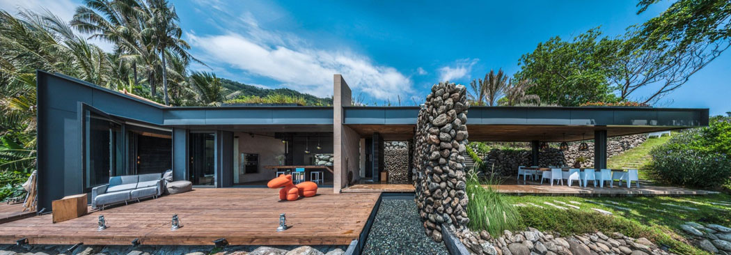 Une villa de vacances de plain-pied à l’agencement original et aux commodités de tout confort façade donnant vue sur mer location touristique exotique