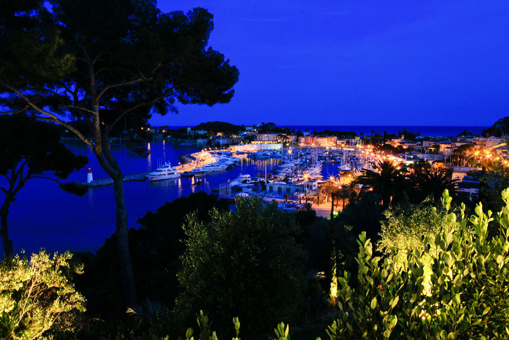 La vue ne perd rien de sa beauté pendant la nuit : au contraire elle représente l’atout principal de cette villa de rêve luxueuse vue imprenable depuis location de vacances prestige côte d'Azur