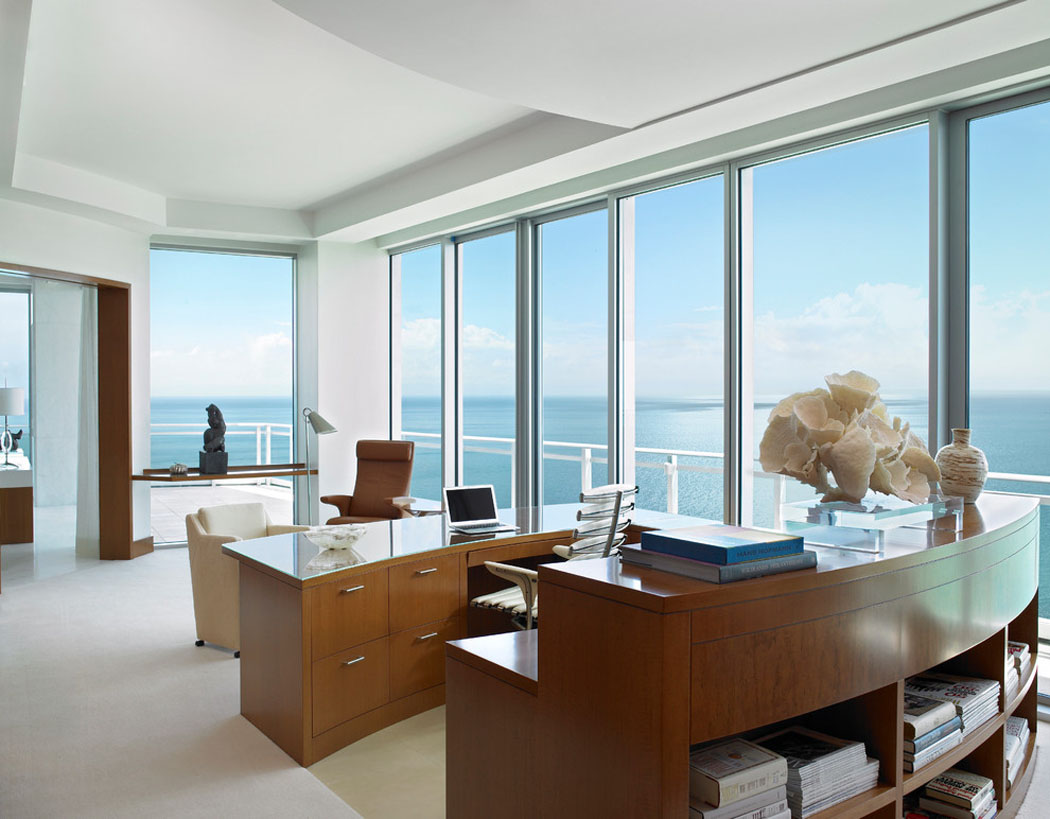 Le bureau de cette résidence de vacances exotiques à Miami intérieur design déco appartement