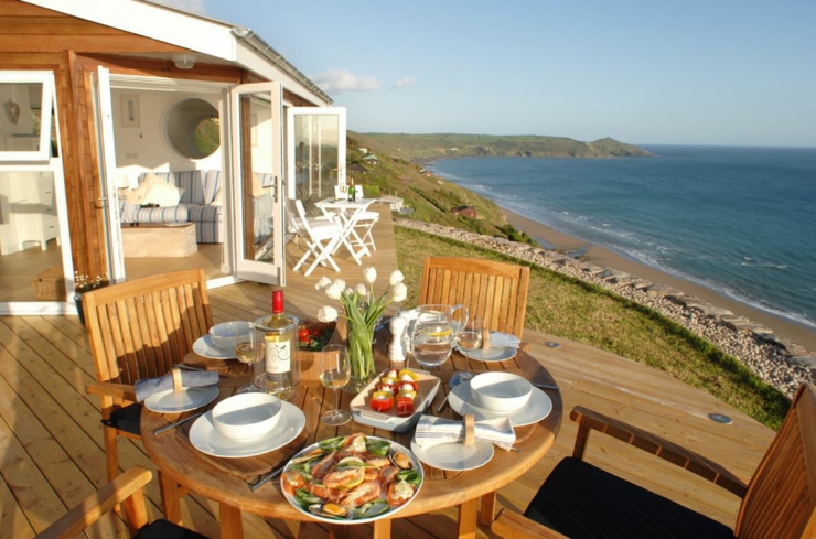 Ambiance convivial dans cette villa location de vacances vue sur l'océan villa à louer