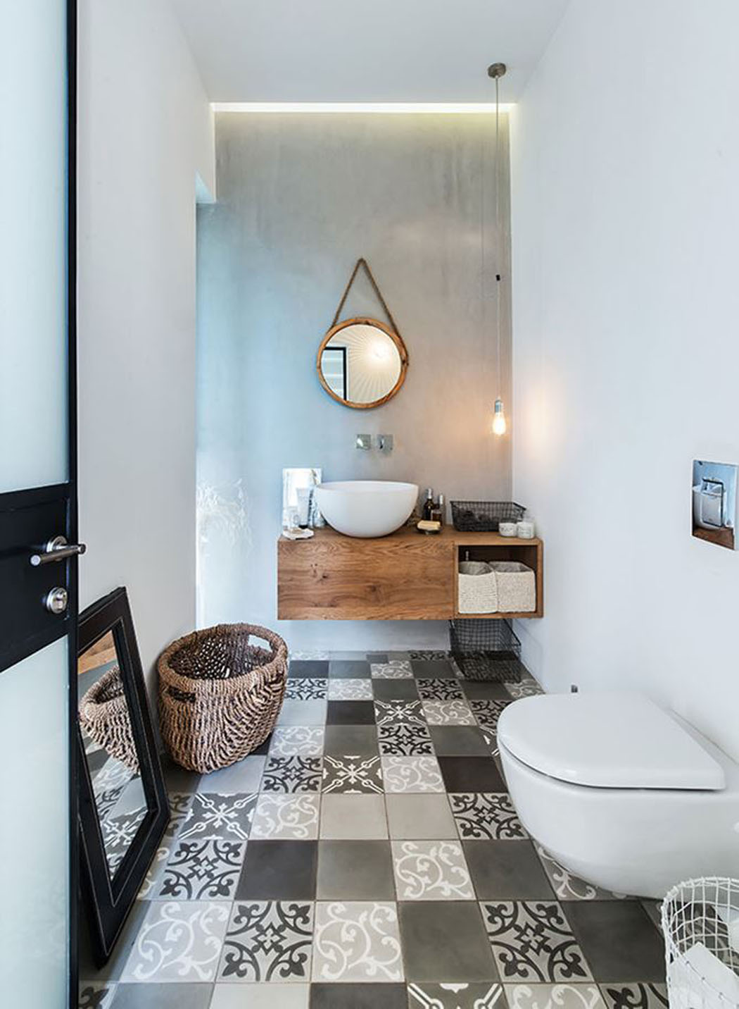 Les toilettes spéciales pour les invités situées dans le second « cube » de cette maison contemporaine aménagement grandes toilettes invités maison de ville